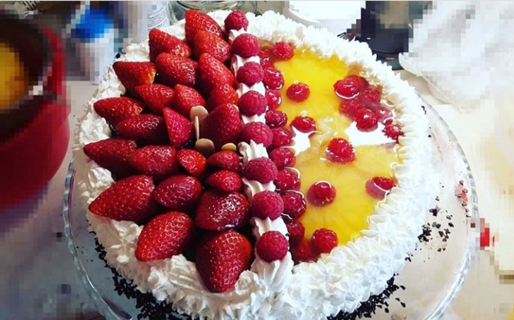 Jahody, ananas, maliny, želatina a šlehačka